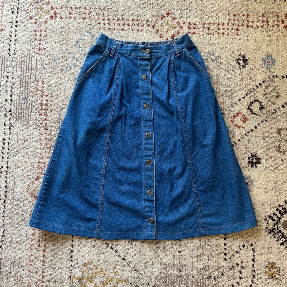 SOLD.     Vintage 80’s Mid-wash Denim Pleated Market Skirt with Pockets size 12
